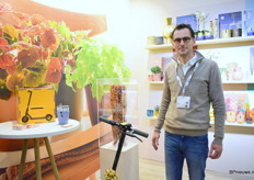 Hugo van Campen van Pottery Direct Europe bij de actie die zij hadden op de beurs. Raad het aantal juist en win een eletrische step om door de kas te scheuren.